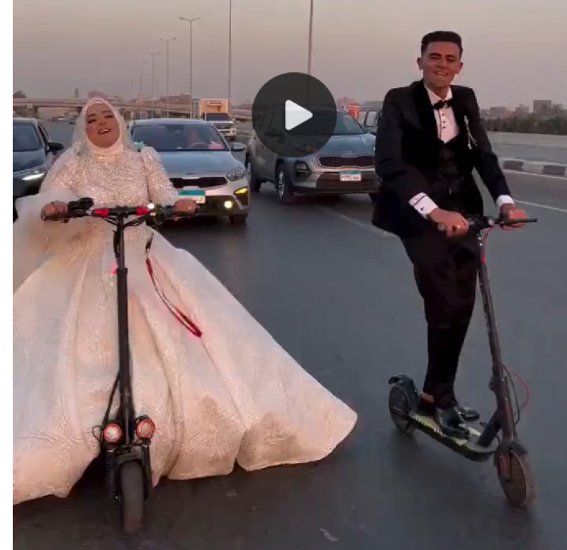 اسکوتر سواری عروس و داماد در وسط خیابانها سوژه شد/ عکس