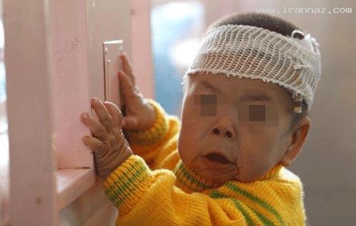 باور کنید این پیرزن 80 ساله یک دختر بچه یکساله است/ عکس باور کنید این پیرزن 80 ساله یک دختر بچه یکساله است/ عکس