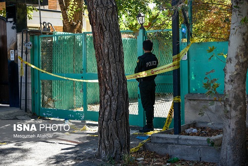 عکس هایی از محیط داخل ویلا و اطراف آن پس از گذشت یک روز از قتل داریوش مهرجویی و همسرش منتشر شد.