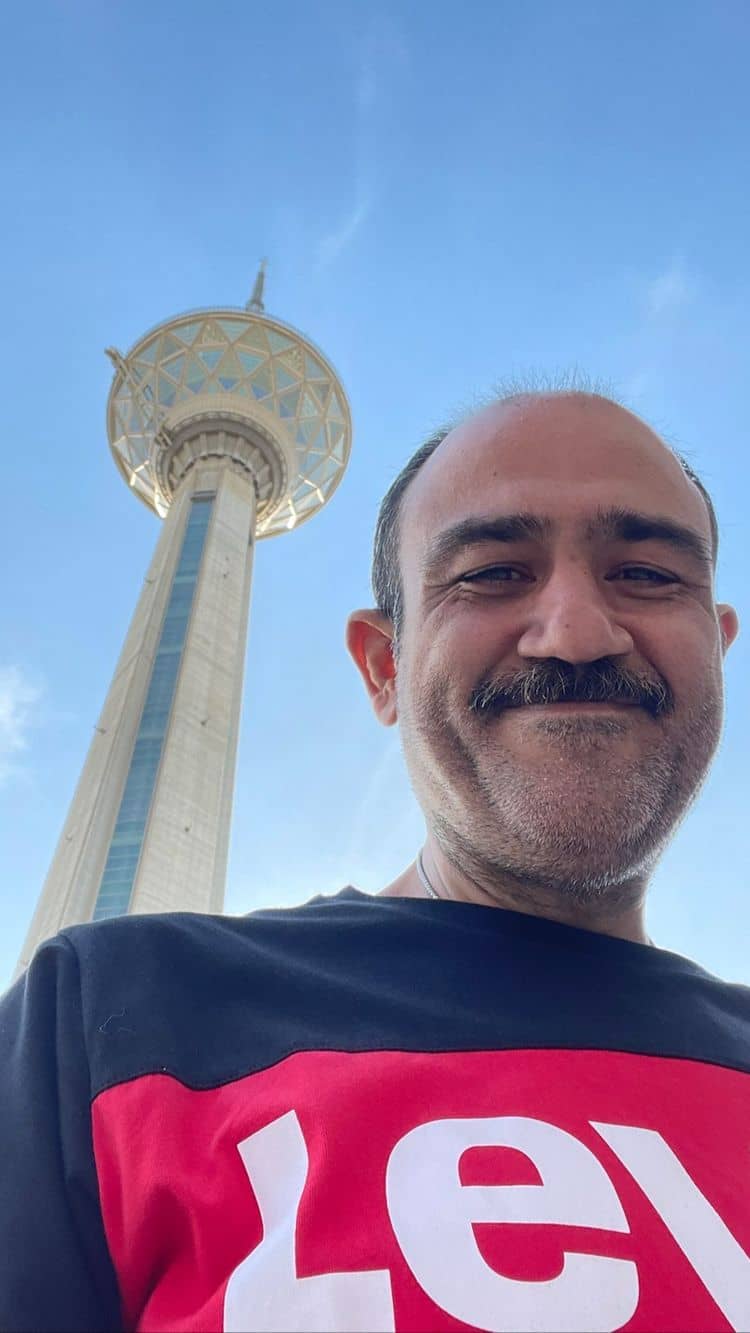 عکس کامل مهران غفوریان با برج میلاد تهران را ببینید.