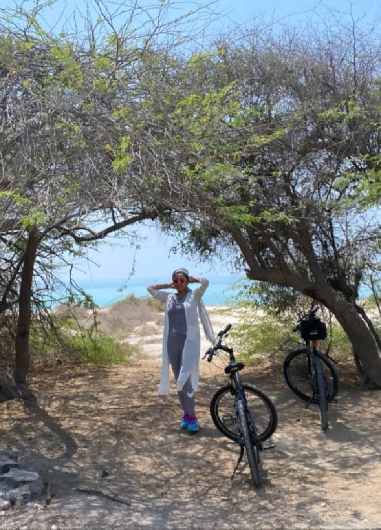 آزاده رارعی لب دریا دوچرخه سواری کرد