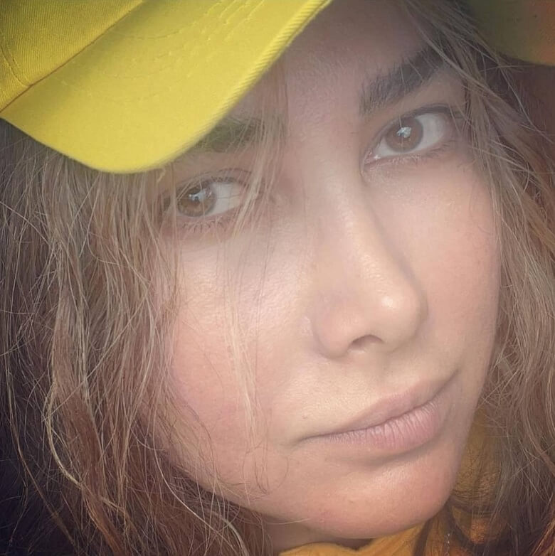 نا نعمتی خسته و غمگین عکس گرفت.