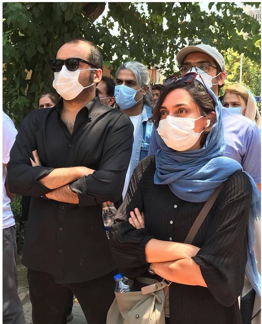 پگاه آهنگرانی در تجمع هنرمندان در پارک.