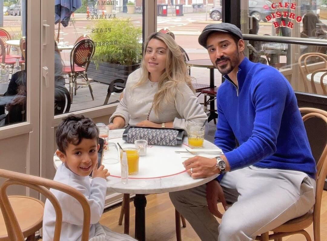رضا قوچان نژاد و خانواده اش در کافه عکس گرفتند.