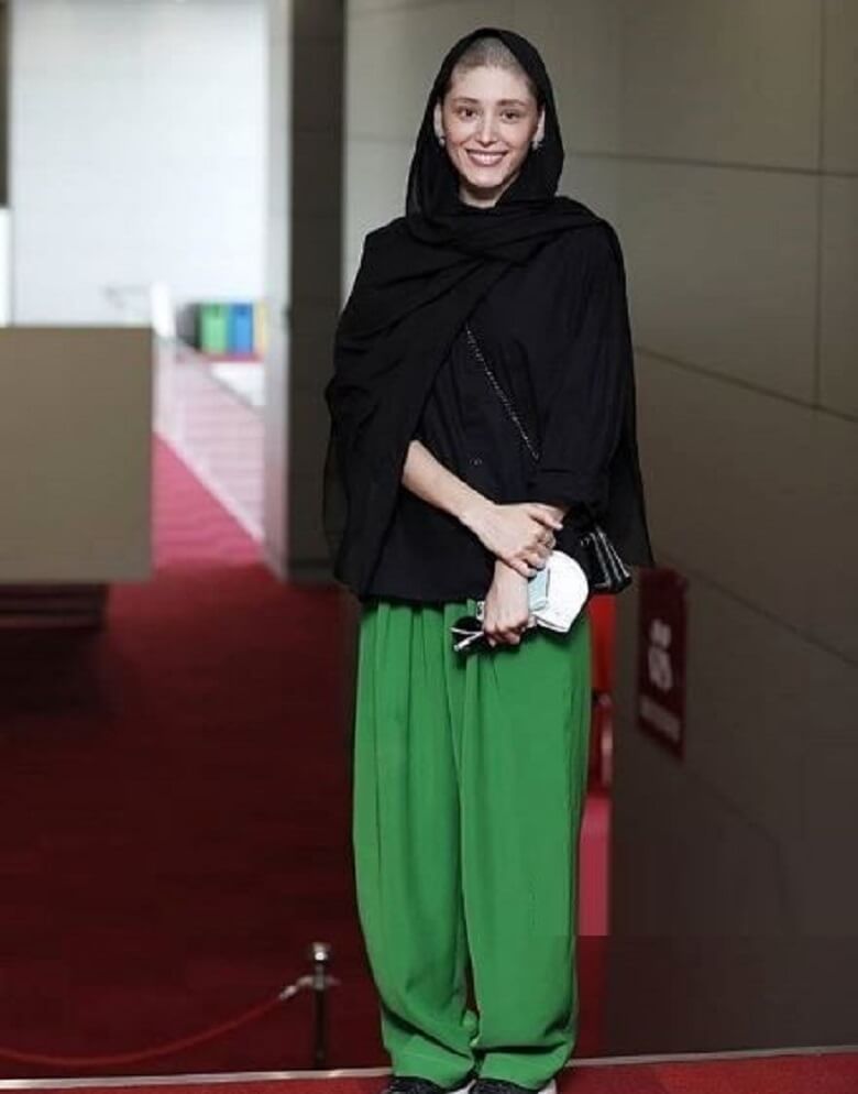 فرشته حسینی از استایل کژوال در لباس‌هایش استفاده می‌کند.