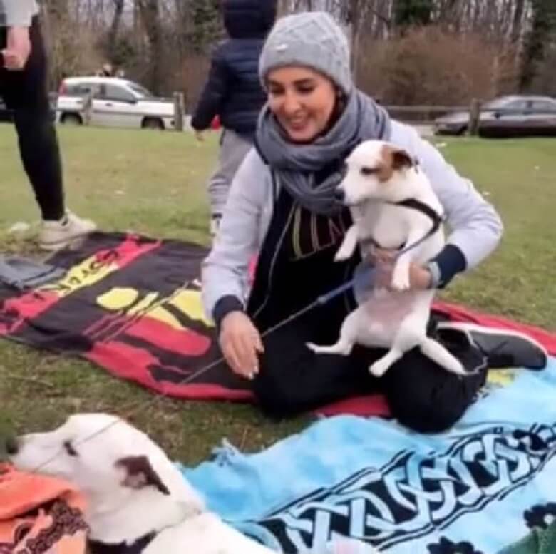 لیلا بلوکات با سگ‌هایش در فضای پارک بازی کرد.