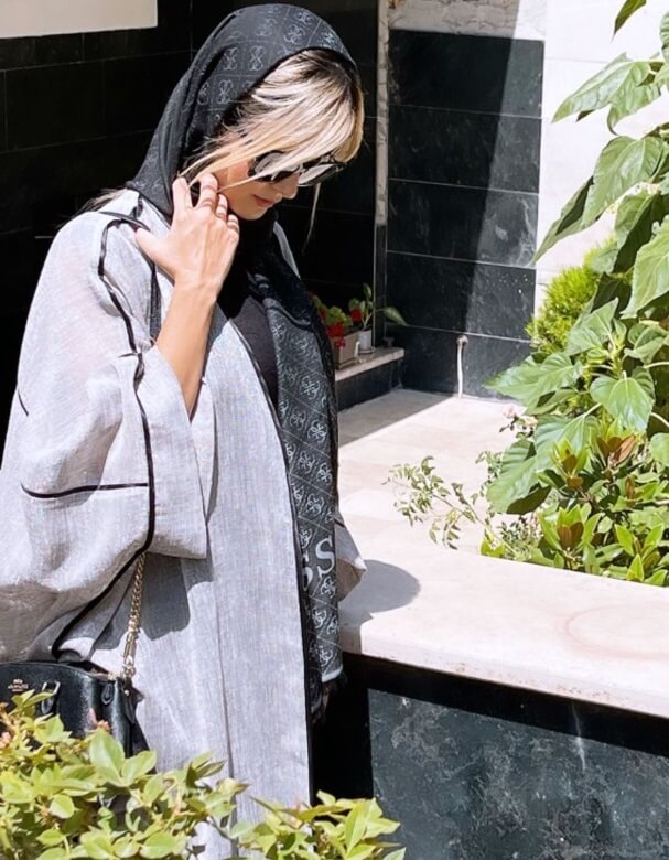 همسر شاهرخ استخری سر به زیر کرد.