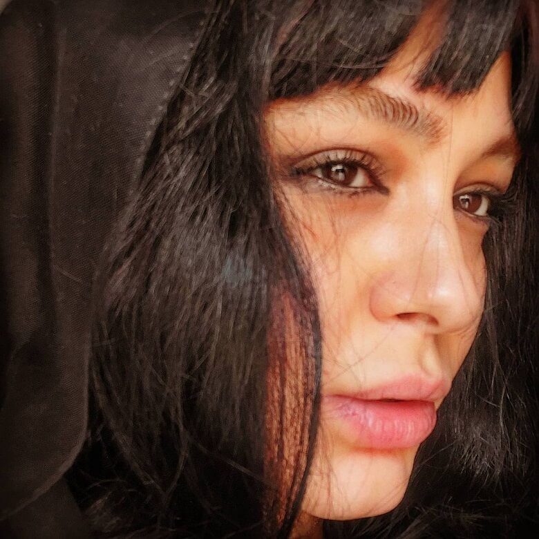 سانیا سالاری با چهره‌ای غمگین و افسرده عکس گرفت.