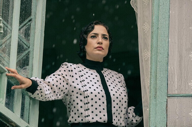 نگار جواهریان با لباس عتیقه و توپ توپی عکس گرفت.