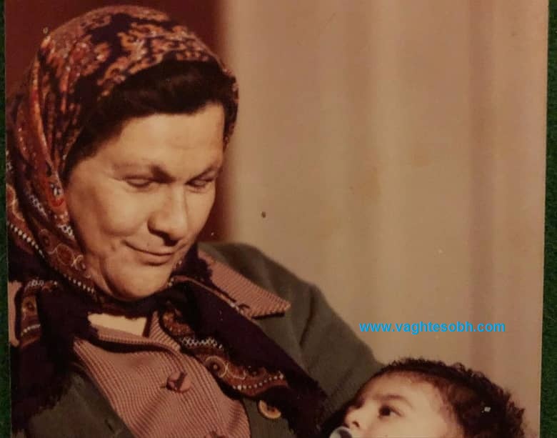 عکس یادگاری ازاده صمدی و مادربزرگش.
