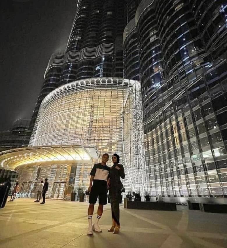 همسر مهدی قائدی در مرکز خرید لاکچری دوبی تیپ لاکچری زد.