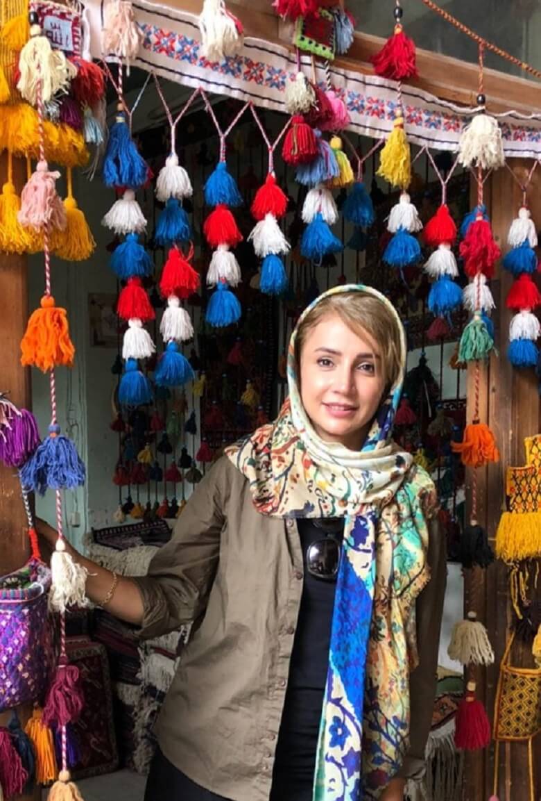 شبنم قلی خانی در میان رنگ‌ها عکس گرفت.