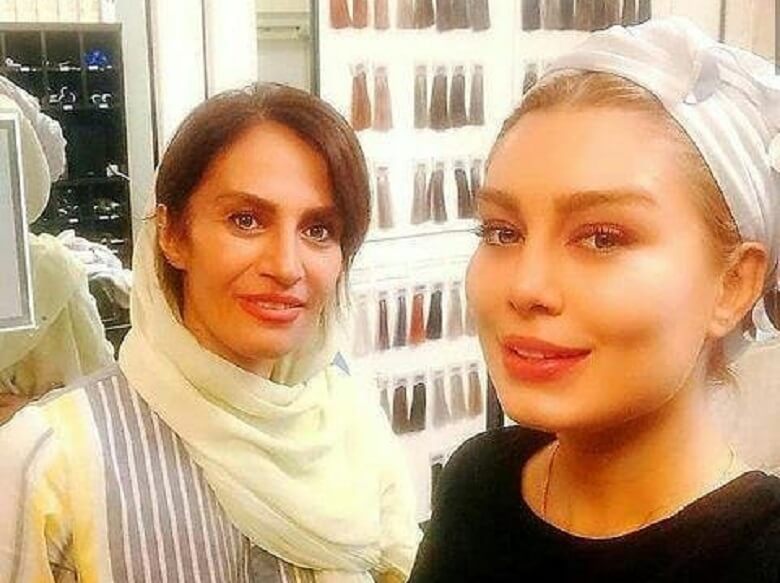 سحر قریشی با دستمال سر در یک فروشگاه لوازم آرایشی ظاهر شد.