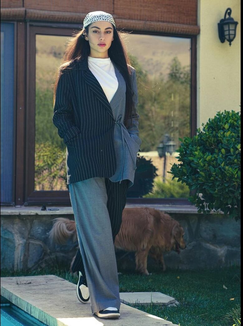 استایل "کت واک" ترلان پروانه را ببینید.