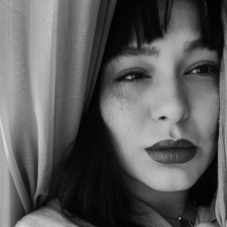 سانیا سالاری با تمی متفاوت و کمی افسرده عکس گرفت.