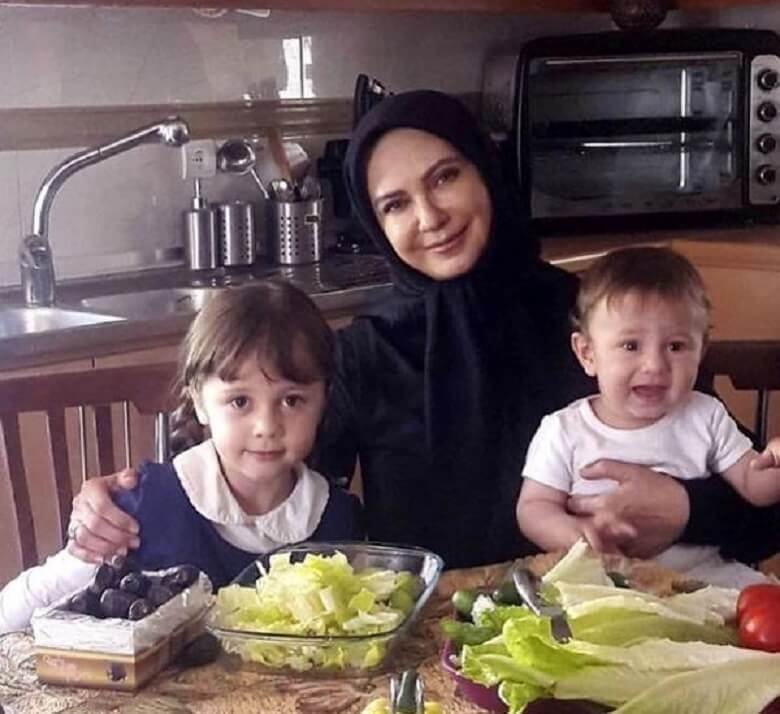 لعیا زنگنه دو نوه دارد.