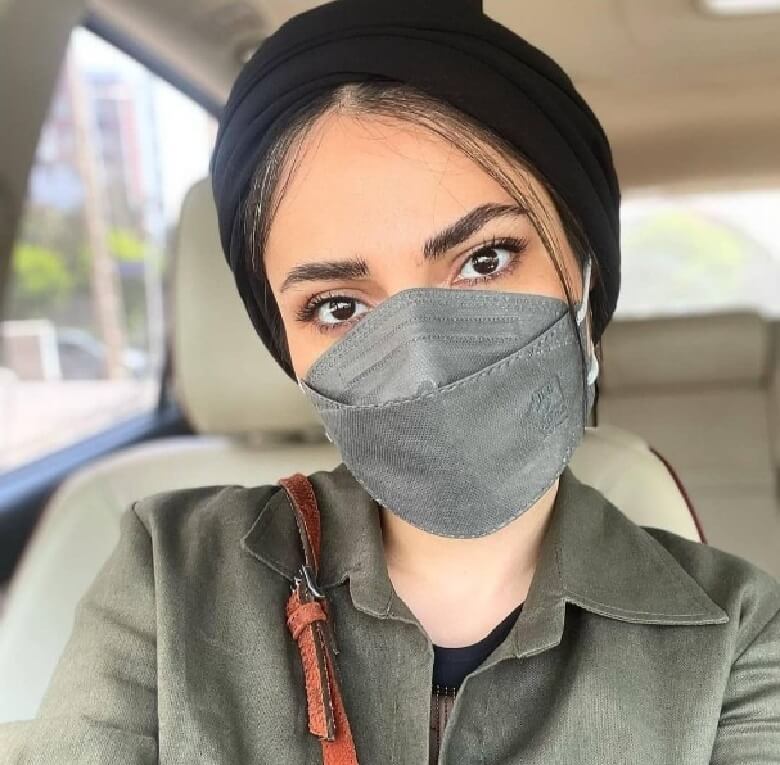 سمیرا حسن‌پور پشت فرمان با استایل کرونایی سلفی گرفت.