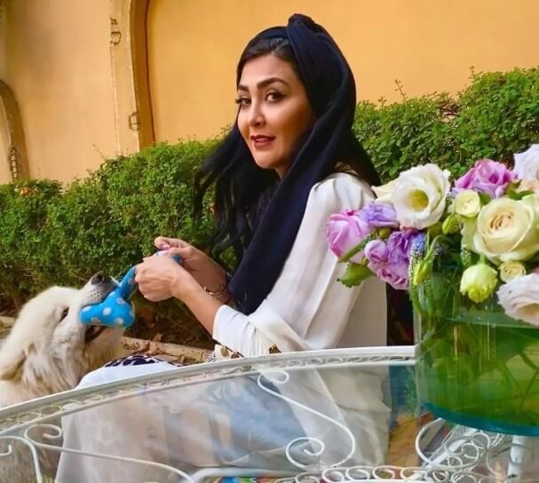 مریم معصومی زلف‌هایش را بر باد داد.