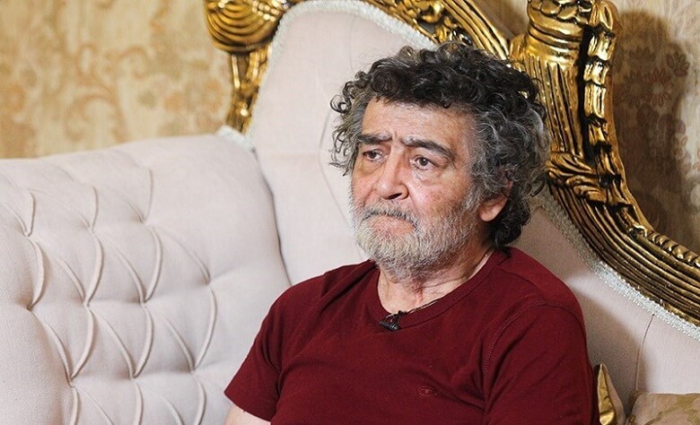 رضا رویگری چهره تکیده و رنجور دارد.