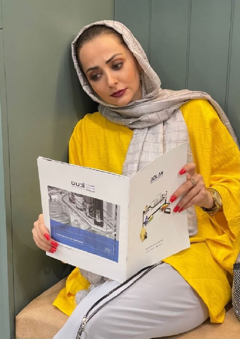 نفیسه روشن هنگام مطالعه ژست سنگین گرفت.