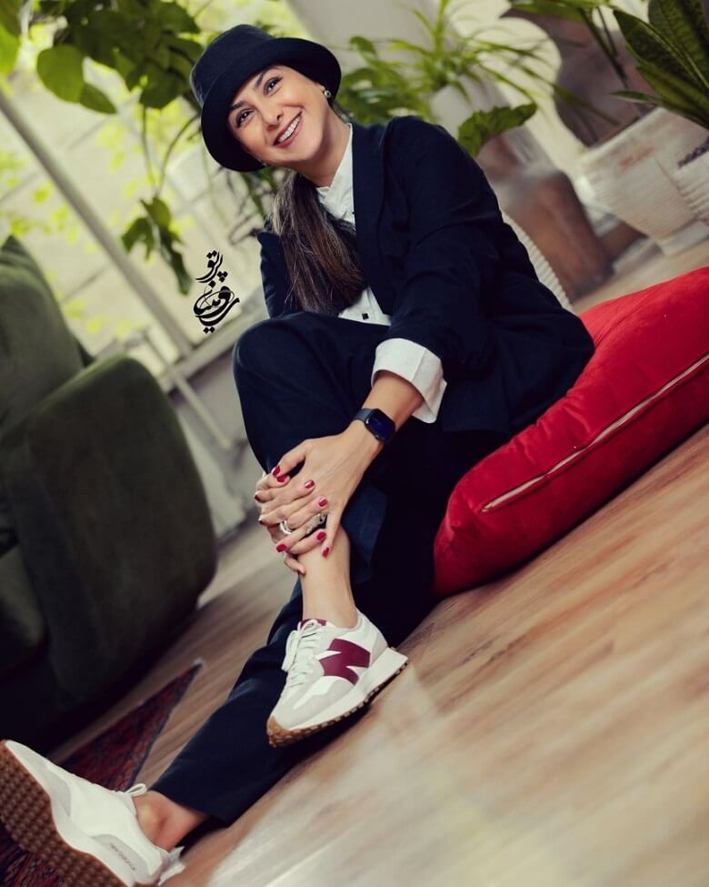 آزاده صمدی با تیپ اسپورت و کفش آمریکایی عکس گرفت.