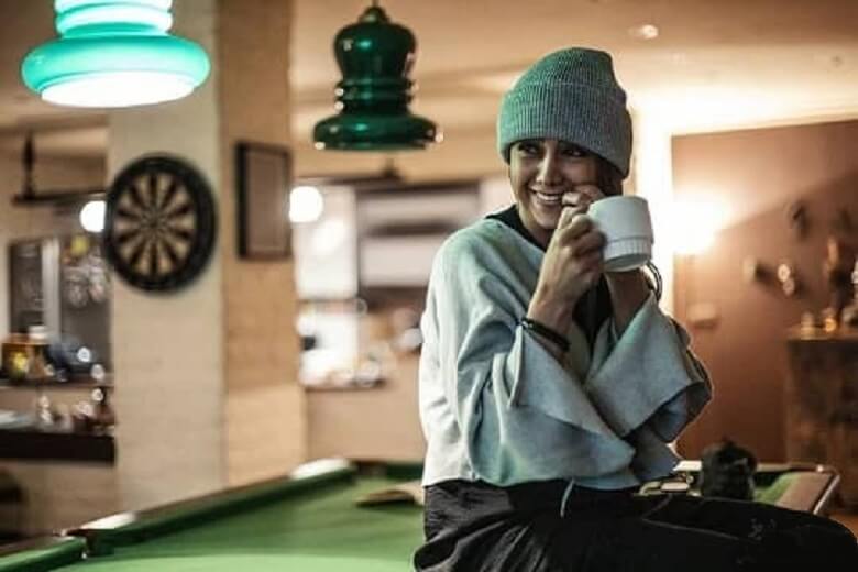 آزاده صمدی با ژست جالبی روی میز بیلیارد چای نوشید.