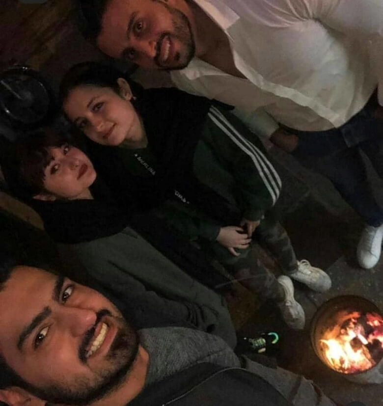 سارا و نیکا با پسران جوان در دل سیاهی سلفی گرفتند.