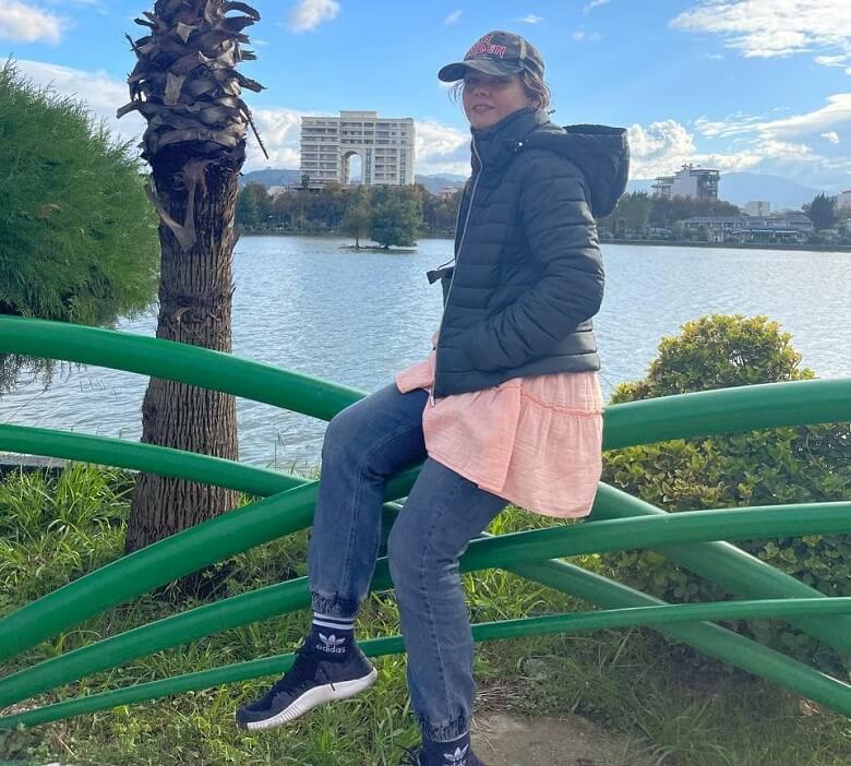 غزاله نظر لب آب تیپ ورزشی زد.