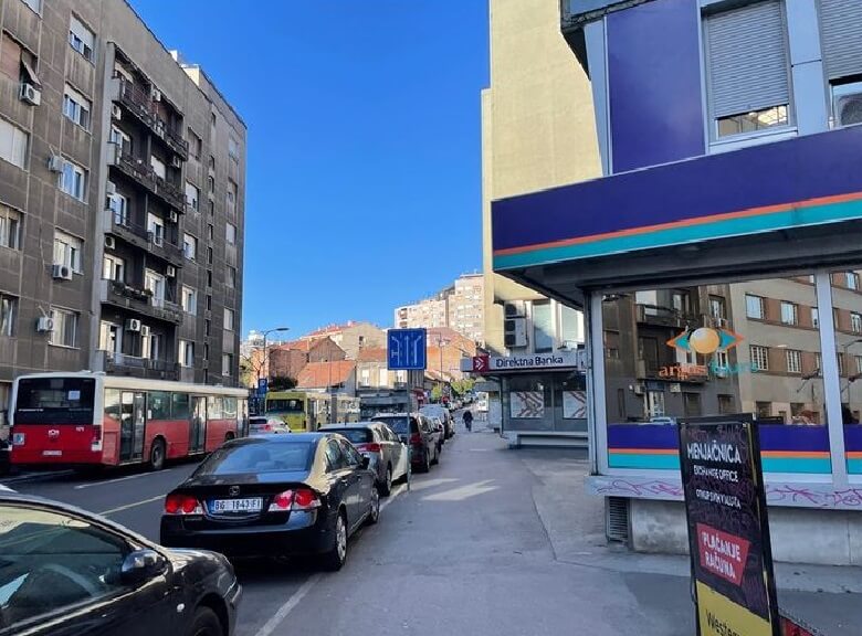 فرشته حسینی در خارج تفریح می کند.