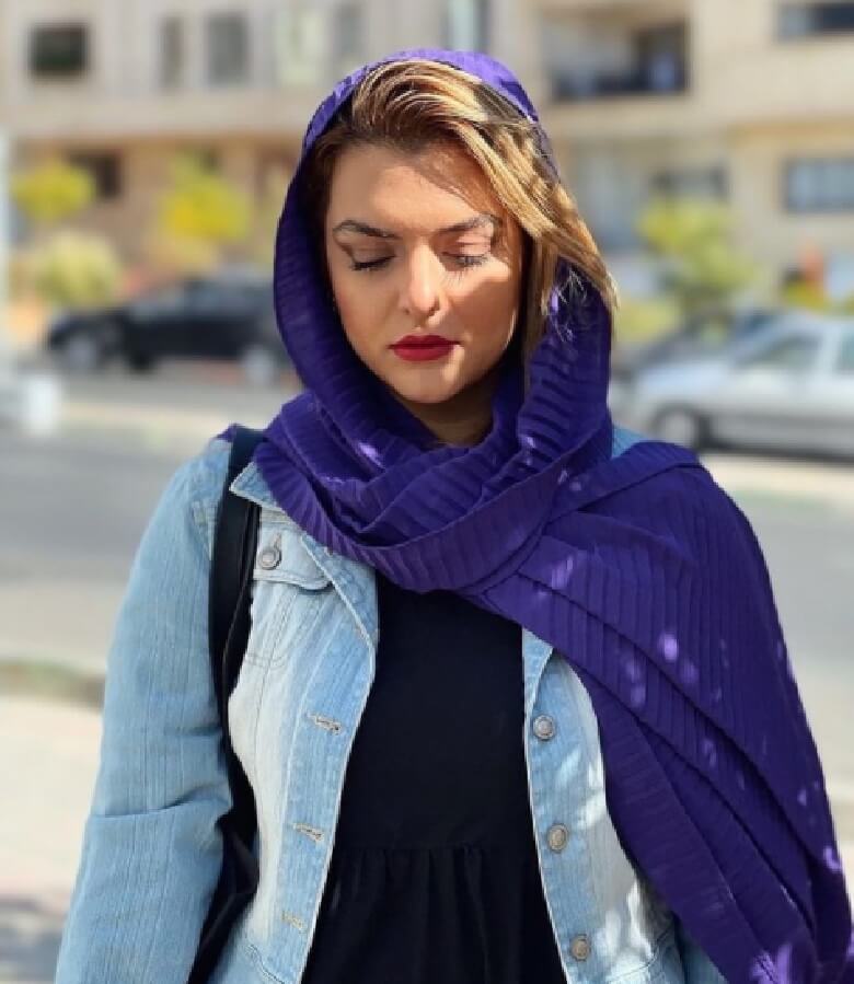 دنیا مدنی در دل خیابان ترکیب بنفش آبی و جذاب زد.