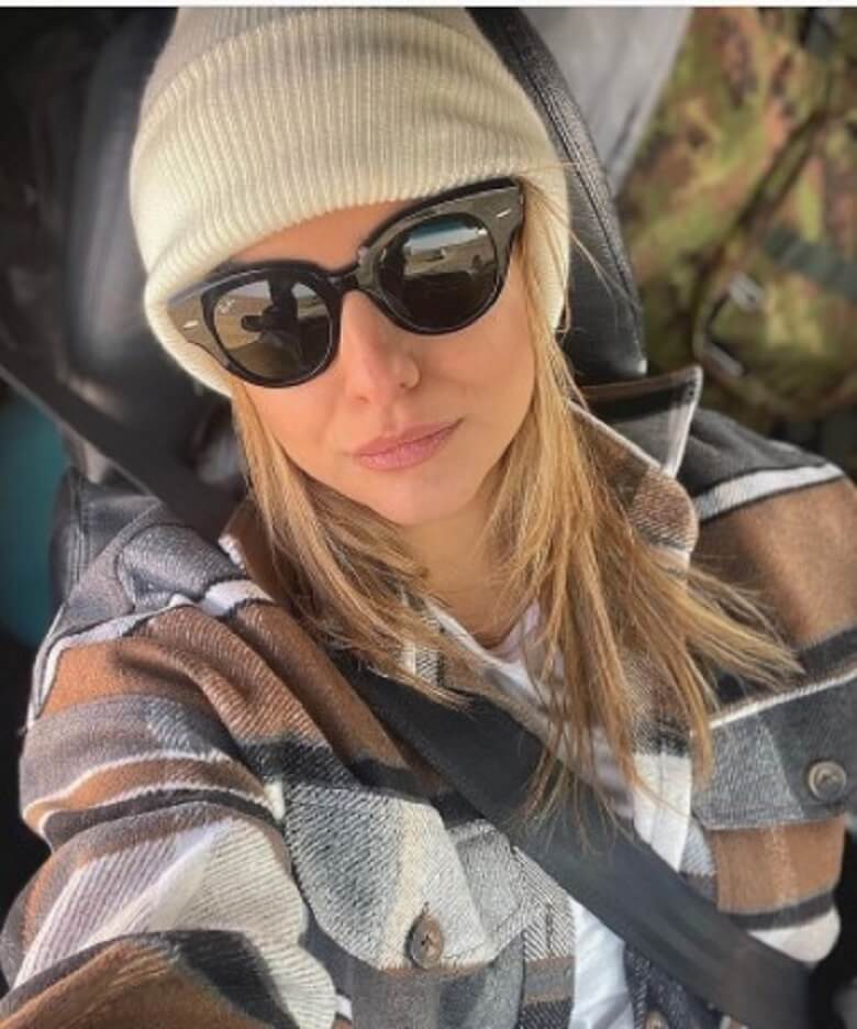 دنیا مدنی با لباس‌های زمستانی تیپ باکلاسی دارد.