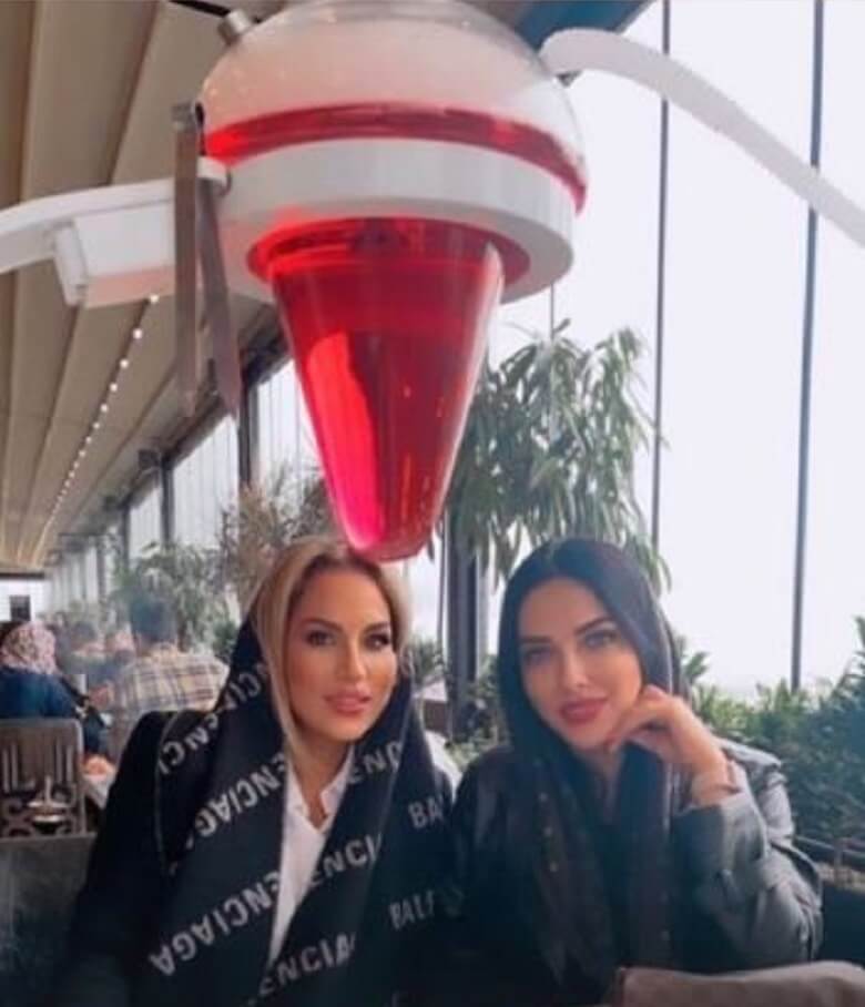 لیلا اوتادی و دوستش در کافه یک قلیان کشیدند.