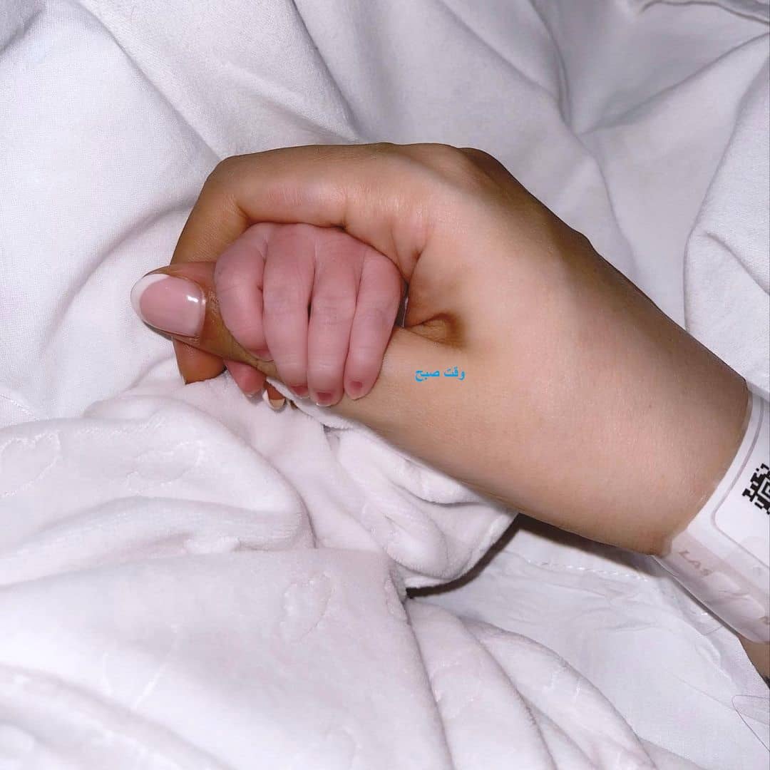 عکس دست ارتام فرزند دنیا جهانبخت.