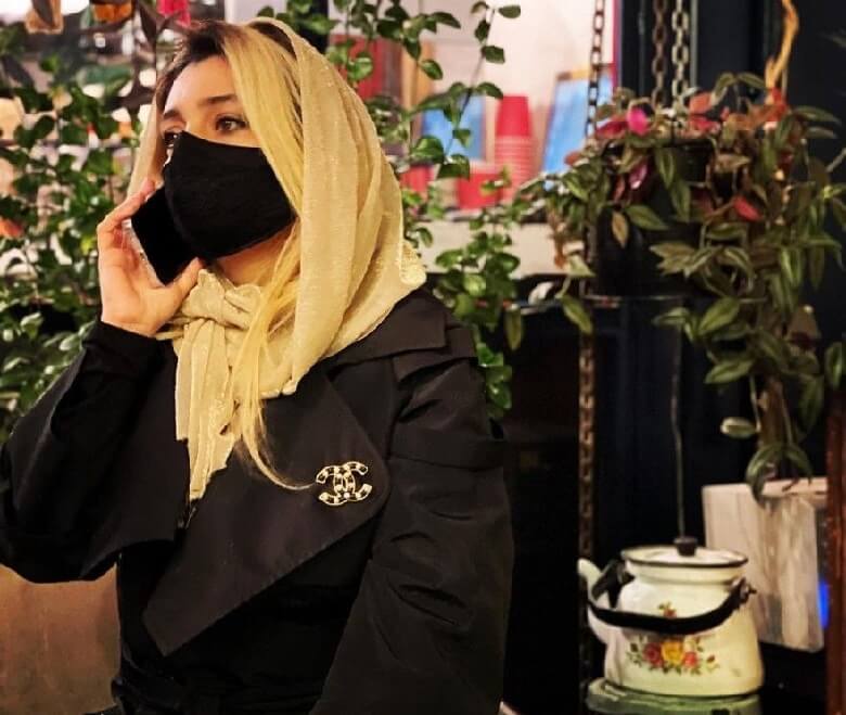 ساره بیات در کافه گردی اش لباس گران پوشید.