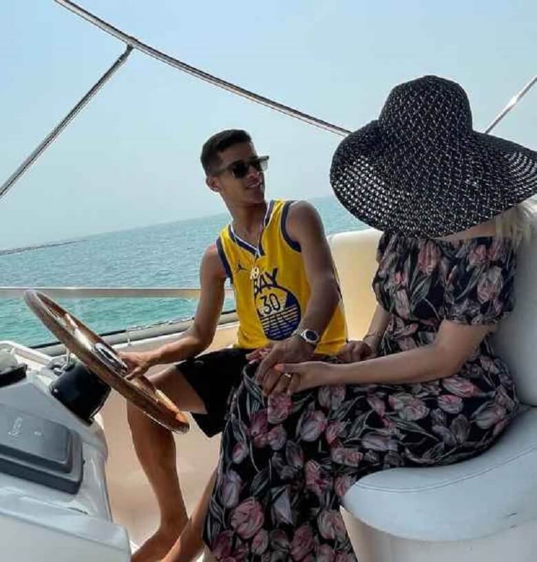همسر مهدی قائدی در گردشی دریایی تفریح کرد.