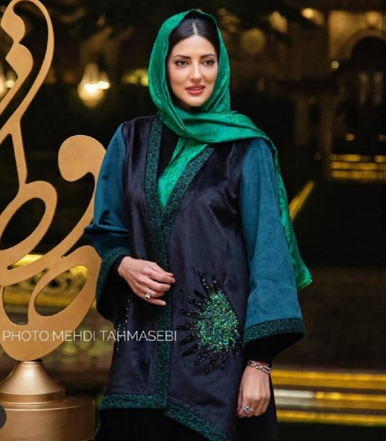 هلیا امامی خودش را با پر طاووس تزیین کرد.