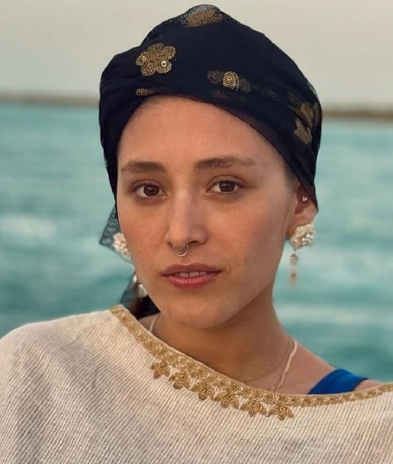 فرشته حسینی لب دریا عکس نیمه منشوری گرفت.