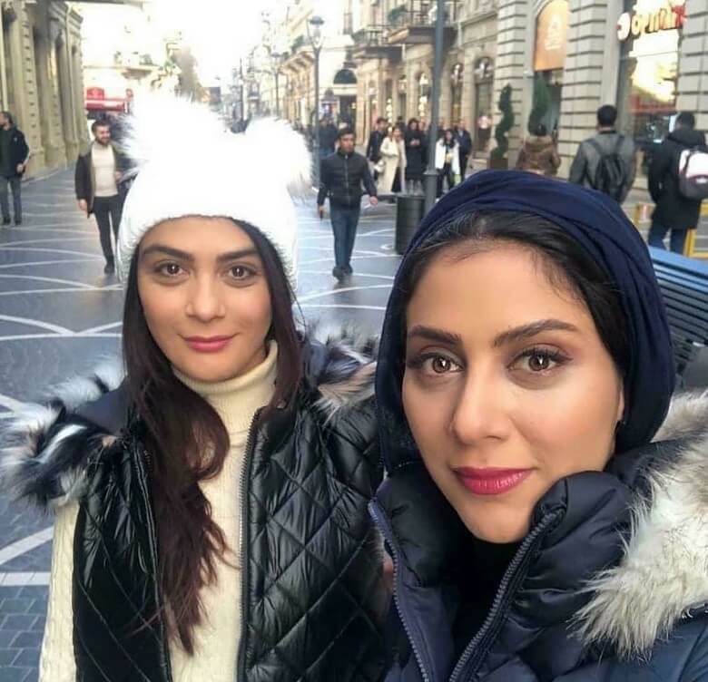 مونا و مارال فرجاد در اروپا گشت و گذار زمستانی کردند.