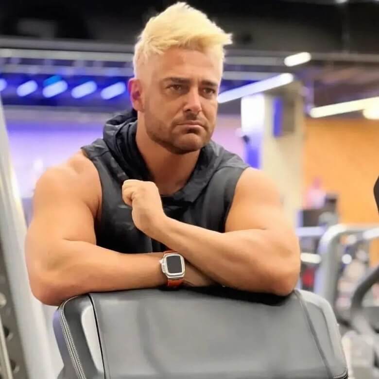 محمدرضا گلزار موهایش را بور کرد