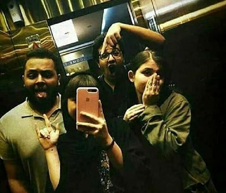 سارا و نیکا در آسانسور شکلک‌های لوس درآوردند.